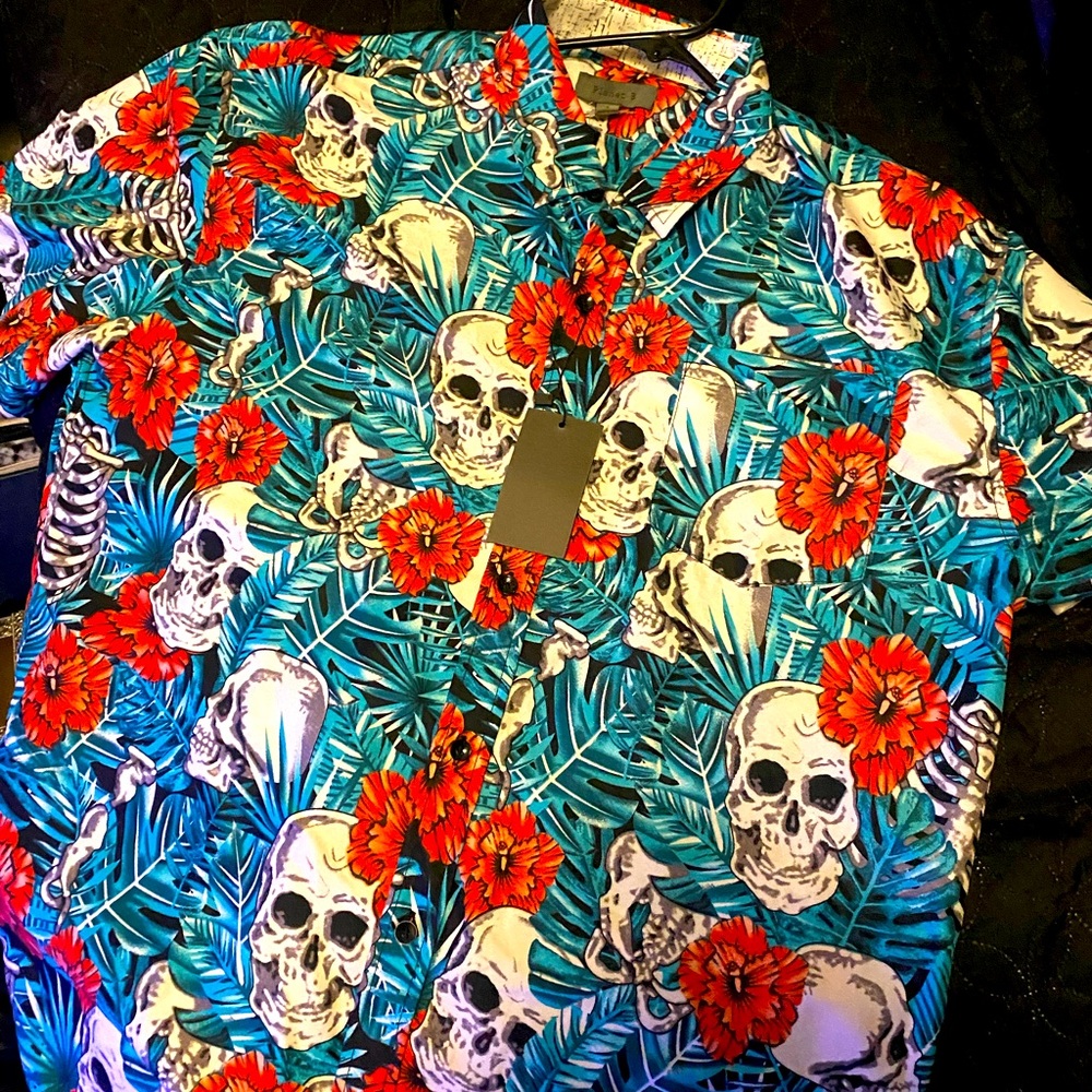 Hawaiian style skull shirt. NWT.